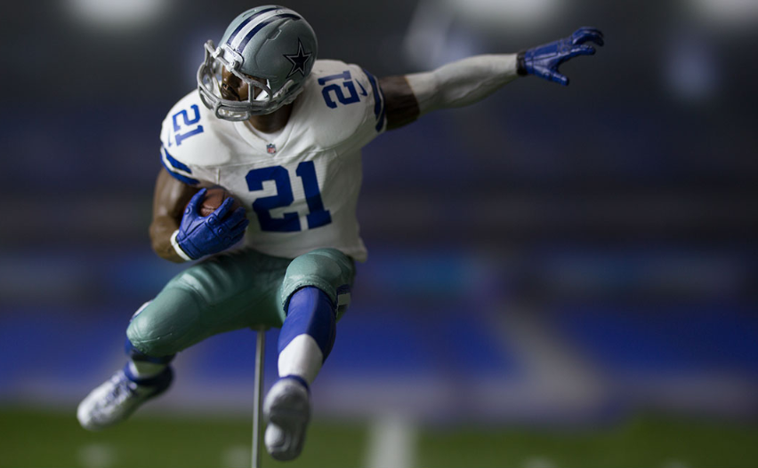 Dallas Cowboys NFL Madden 18 Ultimate Team Series 2 Figure: Ezekiel Elliott